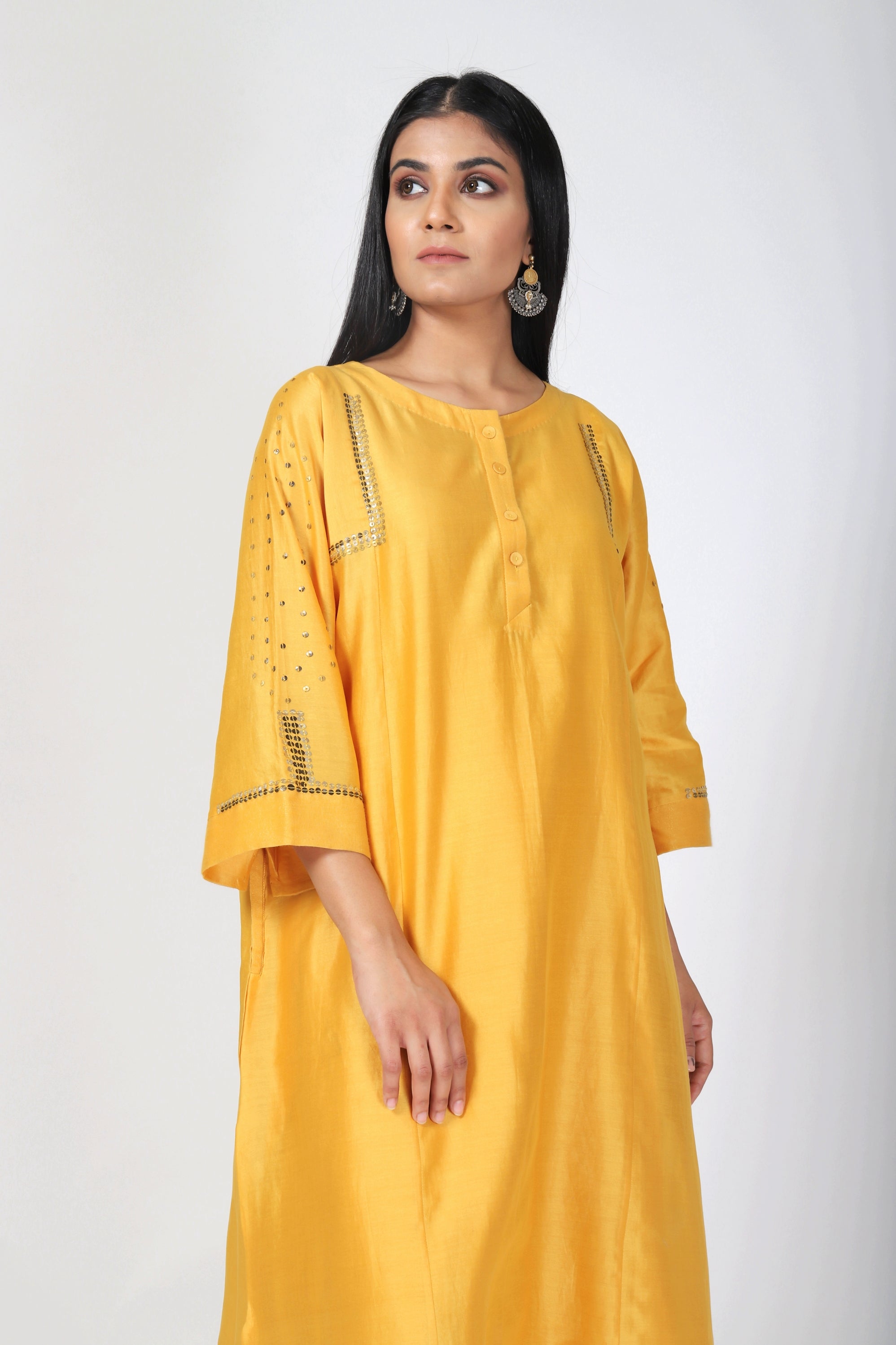 Minimalistic design embroidered kurta with zari pants and stole